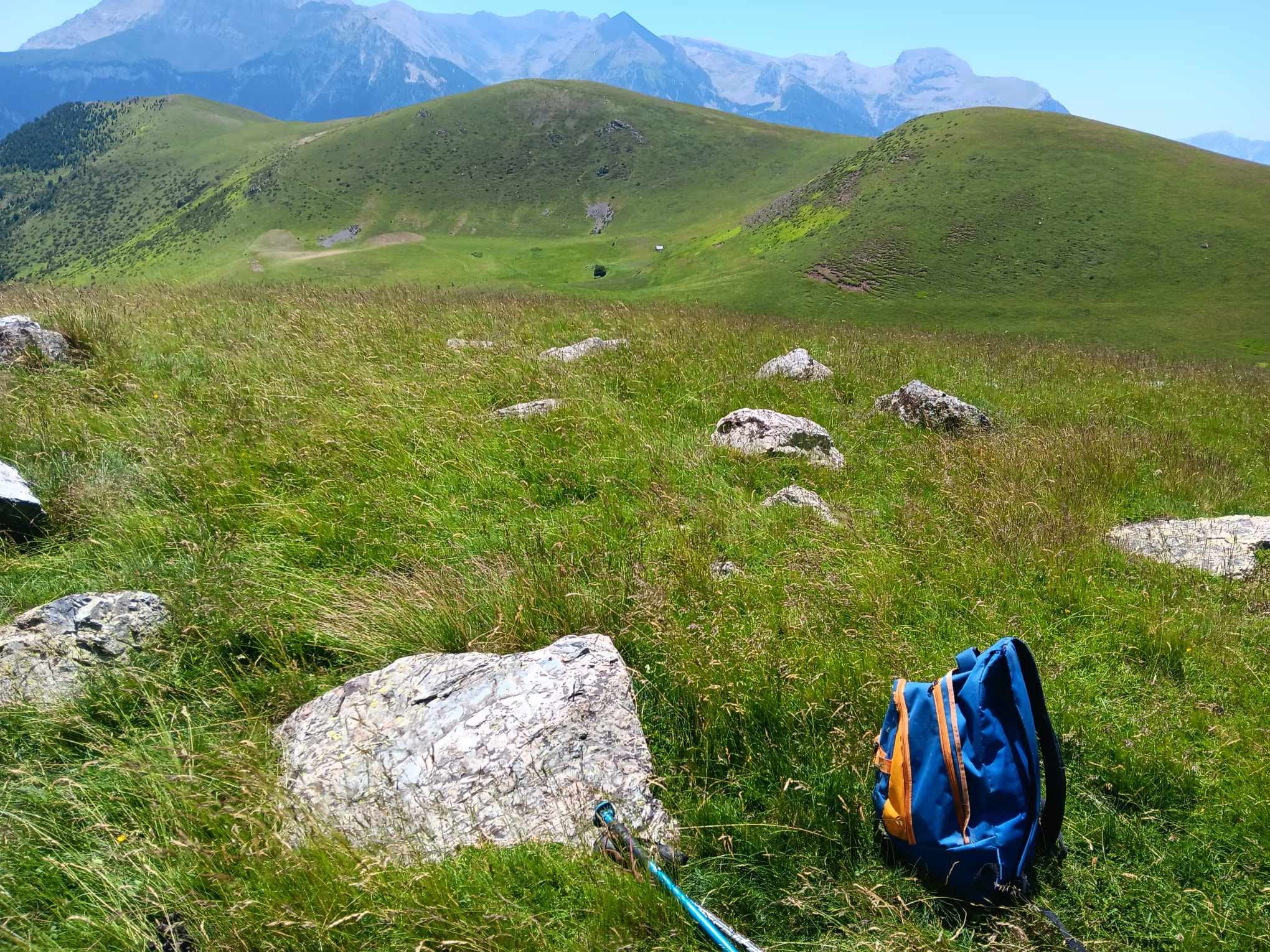 En esta fotografía de Jesús Argudo se observa uno de los puntos que se usaran de referencia en la actividad. Este en la montaña de Gistain frente a la Poma. Etiquetado como Círculo de la tumba del gran jefe. Es un círculo muy especial con tres círculos concéntricos